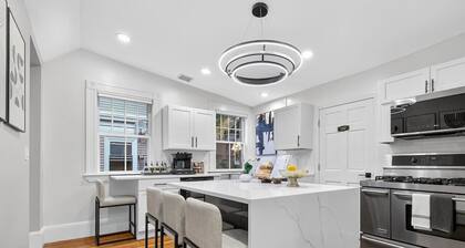 Harvard Sq 4BR Loft with 2 Free Parking & Charm