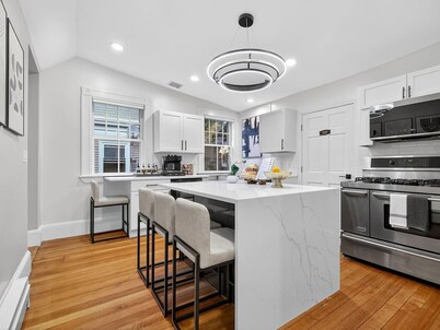 Harvard Sq 4BR Loft with 2 Free Parking & Charm