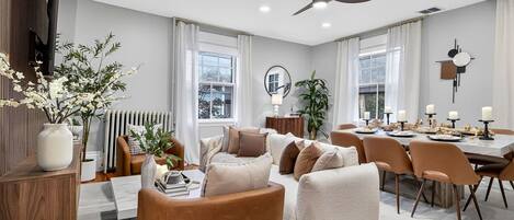 TV connectée, jeux vidéo, baby-foot, livres