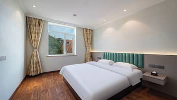 Chambre Quadruple Familiale, animaux de compagnie acceptés, vue cour intérieure | Bureau, espace de travail pour ordinateur portable, Wi-Fi gratuit