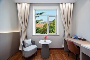 Desk, laptop workspace, free WiFi - world hotel qing dao zhan qiao  (Qingdao)