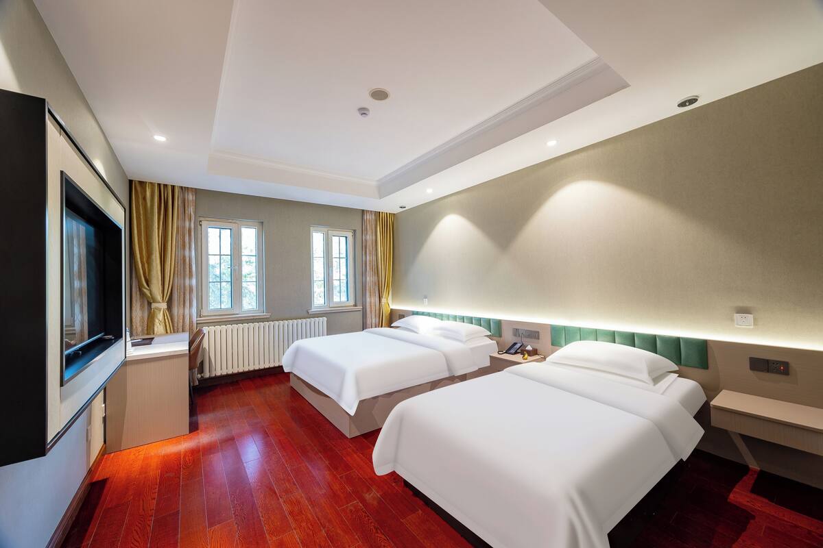 Habitación triple familiar, Se admiten mascotas, vistas al patio | Escritorio, espacio para trabajar con un portátil, wifi gratis