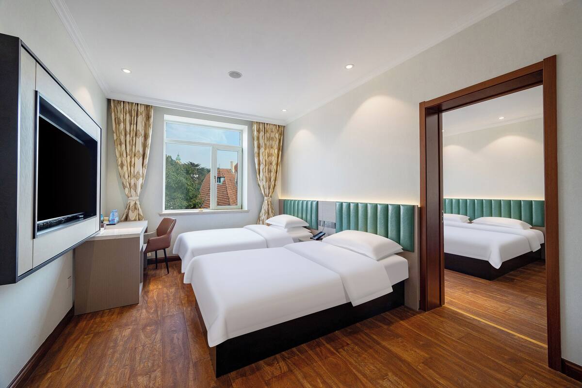 Habitación cuádruple familiar, Se admiten mascotas, vistas al patio | Escritorio, espacio para trabajar con un portátil, wifi gratis