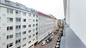 Rivi korkeita kerrostaloja, joiden edessä on parkkipaikka.