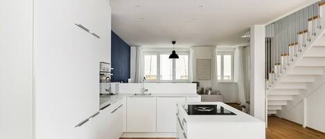 Een koelkast, een magnetron, een oven, een kookplaat