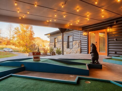 Mountain Vibes: Hot Tub-Dome-Mini Golf-Theater-Game Room-Pet Friendly-Large Yard