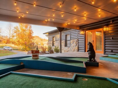 Mountain Vibes: Hot Tub-Dome-Mini Golf-Theater-Game Room-Pet Friendly-Large Yard