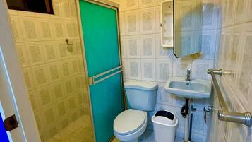 Doccia, asciugamani, sapone, carta igienica