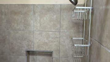 Douche, sĂšche-cheveux, serviettes fournies, savon