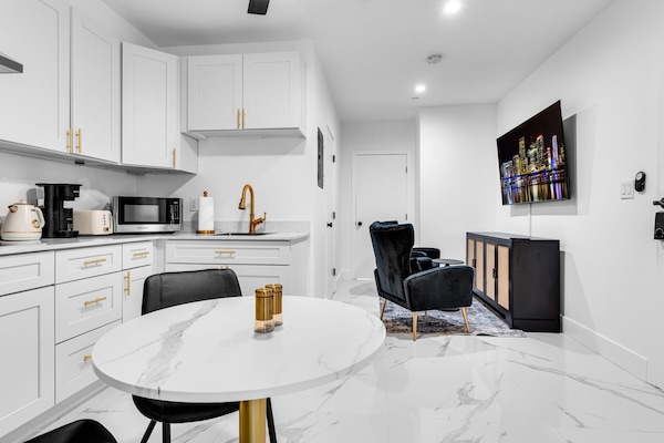 Een microgolfoven, een kookplaat