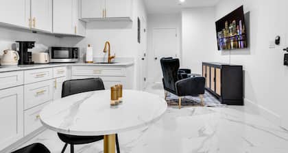 Private 2-bedroom apartment with kitchen in lovely Tavernier, Key Largo