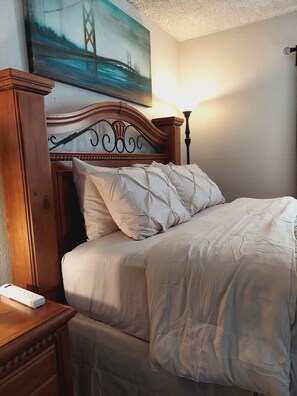 1 slaapkamer, een strijkplank/strijkijzer, wifi, beddengoed