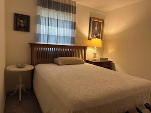 1 bedroom, iron/ironing board, bed sheets - Cozy 1-bedroom townhome in beautiful Hot Springs Village with deck at West Gate. (Hot Springs)