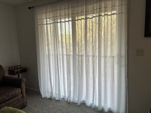 TV, books, stereo - Cozy 1-bedroom & Den condo in HVS at West Gate across from Waypoint & Hen House (Hot Springs)