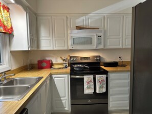Private kitchen - Cozy 1-bedroom townhome in beautiful Hot Springs Village with deck at West Gate. (Hot Springs)