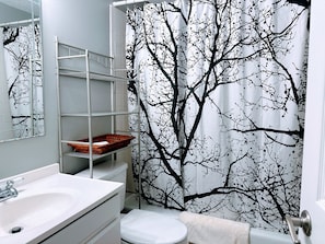 Towels, soap, toilet paper - Cozy 1-bedroom & Den condo in HVS at West Gate across from Waypoint & Hen House (Hot Springs)