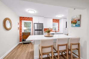 Fridge, oven, dishwasher, coffee/tea maker - Vibe at The Porter (Ocean Springs)