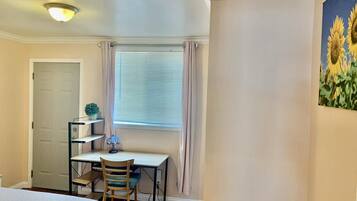 3 bedrooms, iron/ironing board, internet, bed sheets