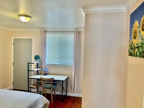 3 bedrooms, iron/ironing board, internet, bed sheets