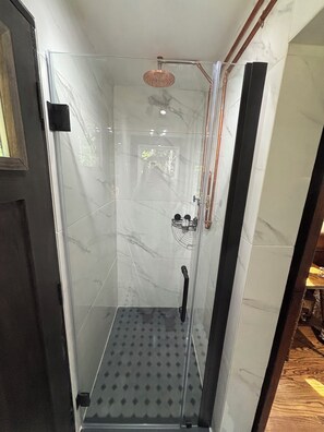 淋浴設備、風筒、提供毛巾、番梘