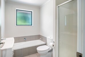 Shower, towels, toilet paper - Riverside paradise with jetty and garden (Kerikeri)