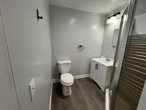 Douche, sèche-cheveux, serviettes fournies, savon