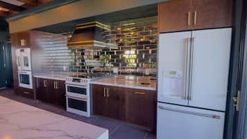 Kjøleskap, mikrobølgeovn, ovn og kokeplater