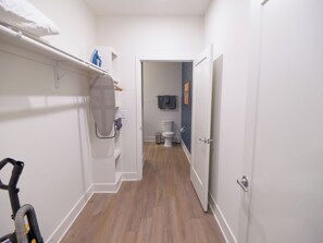 Een haardroger, handdoeken, zeep, toiletpapier