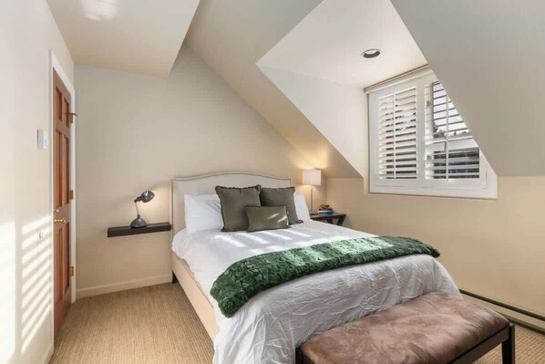 7 bedrooms, iron/ironing board, free WiFi