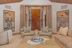 Televisión, chimenea y oficina 
