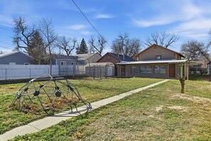 Property grounds - Peaceful 4-bedroom house with AC in charming Casper (Casper)