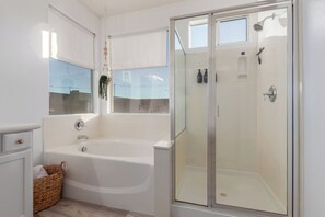 Ducha, toallas, jabón y papel higiénico