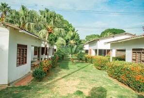 Property grounds - Family cabin in Punta Bolivar, safe condominium near the sea, with parking. (San Antero)