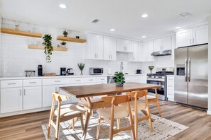Four à micro-ondes, un four, surface de cuisson, lave-vaisselle