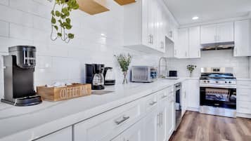 Microonde, forno, piano cottura, lavastoviglie