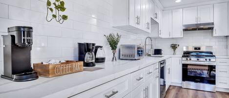 Een magnetron, een oven, een kookplaat, een vaatwasser