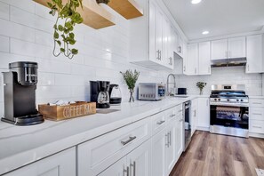 Microwave, oven, stovetop, dishwasher -  4 min from UCR, open floor-plan, monthly stays available (Riverside)
