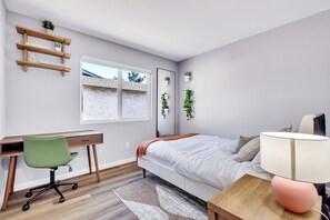 3 bedrooms, WiFi, bed sheets -  4 min from UCR, open floor-plan, monthly stays available (Riverside)