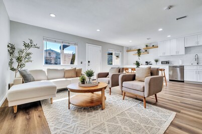  4 min from UCR, open floor-plan, monthly stays available