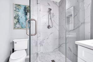 Douche, séchoir à cheveux, serviettes fournies, savon