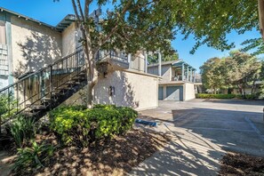 Property grounds -  4 min from UCR, open floor-plan, monthly stays available (Riverside)