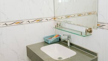 Doccia, asciugacapelli, pantofole, asciugamani