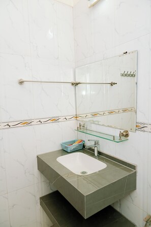 Doccia, asciugacapelli, pantofole, asciugamani