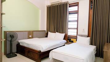 Camera familiare con letto matrimoniale o 2 letti singoli, balcone | Una scrivania, postazione laptop, tende oscuranti, insonorizzazione