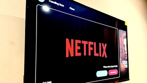 Ein Flachbildfernseher zeigt das Netflix-Logo und die Benutzeroberfläche.