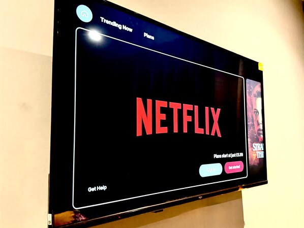 Televisão de tela plana exibindo o logotipo e a interface da Netflix.