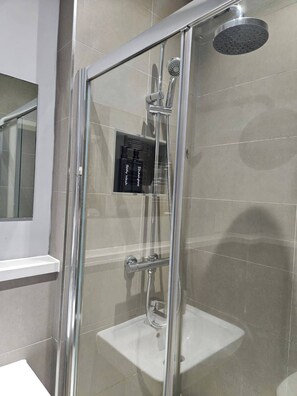 淋浴設備、吹風機、毛巾