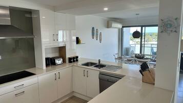 Jääkaappi, mikroaaltouuni, uuni, liesi