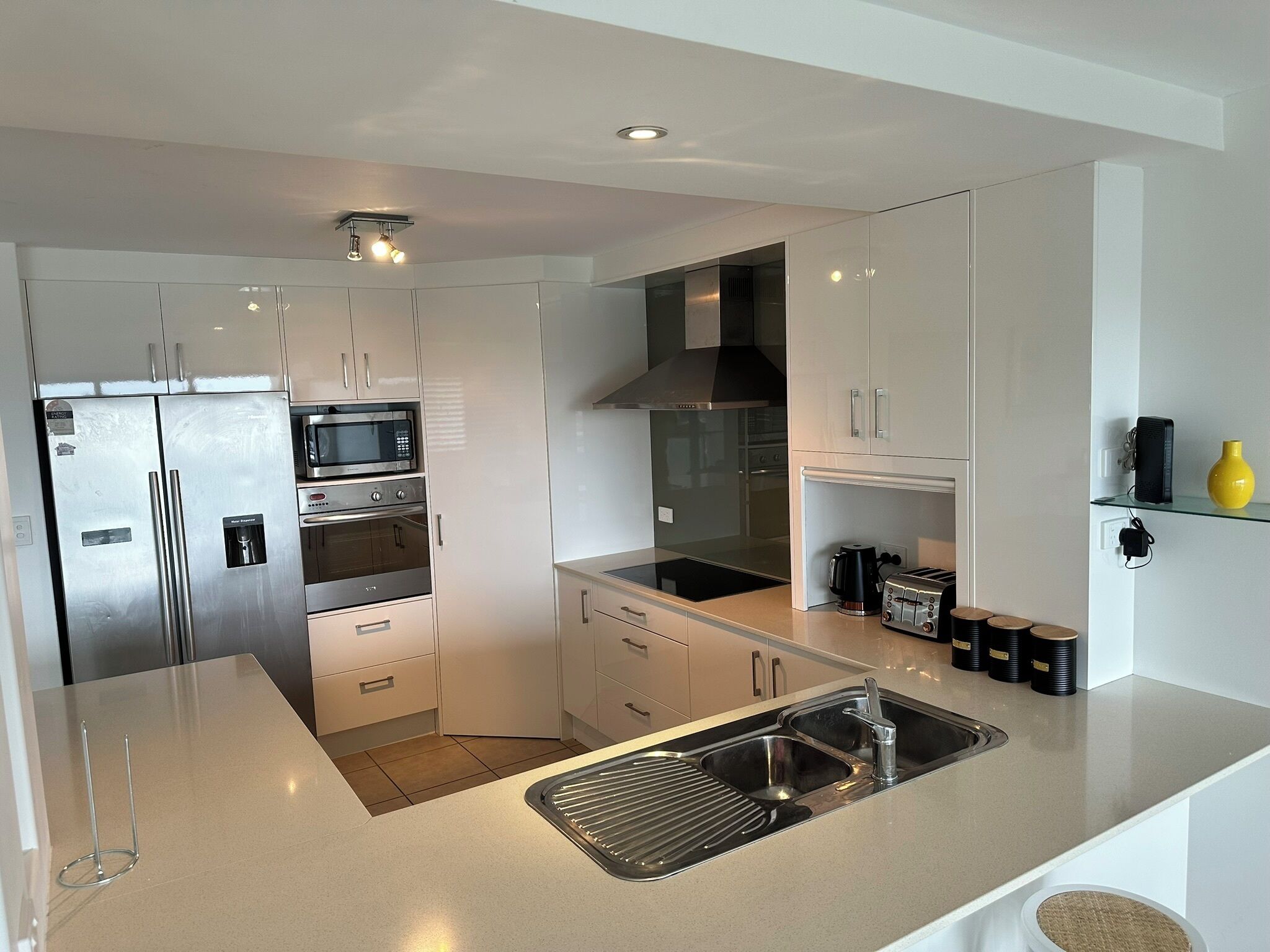 Jääkaappi, mikroaaltouuni, uuni, liesi