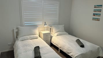 3 habitaciones, tabla de planchar con plancha, internet y ropa de cama